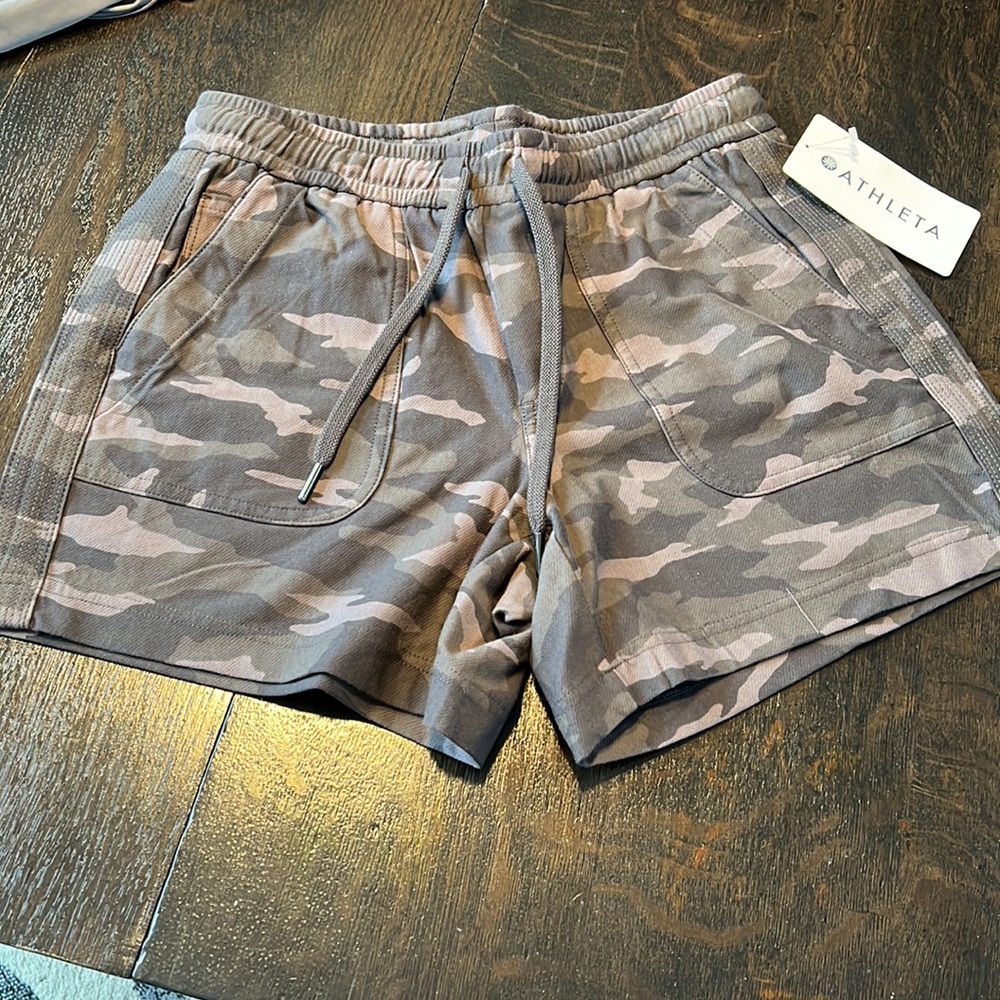 NWT Athleta camo farrallon shorts, size 2 tall